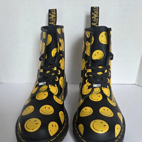 Dr Doc Martens Adult Unisex Smiley 1460 Combat Leather Boots 9M Men/ 10 Women - Picture 2 of 15